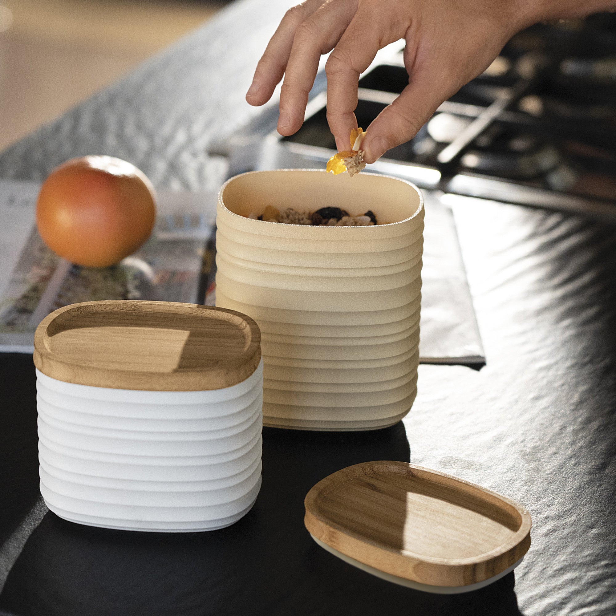 Cutie gri cu capac, dimensiune M, colectia Tierra - GUZZINI - Image 1