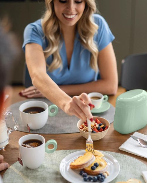 Cana din portelan, maner verde, 250 ml, Everyday - GUZZINI - Image 1