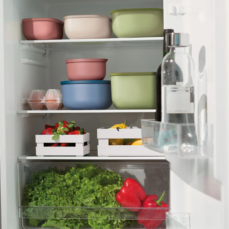 Cutie cu capac pentru depozitare, patrat, 2800 ml, visiniu, Store&More Bio – GUZZINI