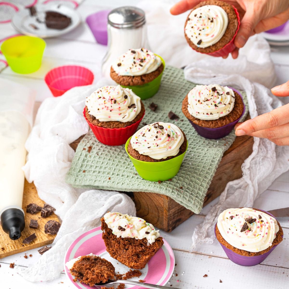 Set 12 cupe din silicon pentru briose, diverse culori - MASTRAD - Image 1