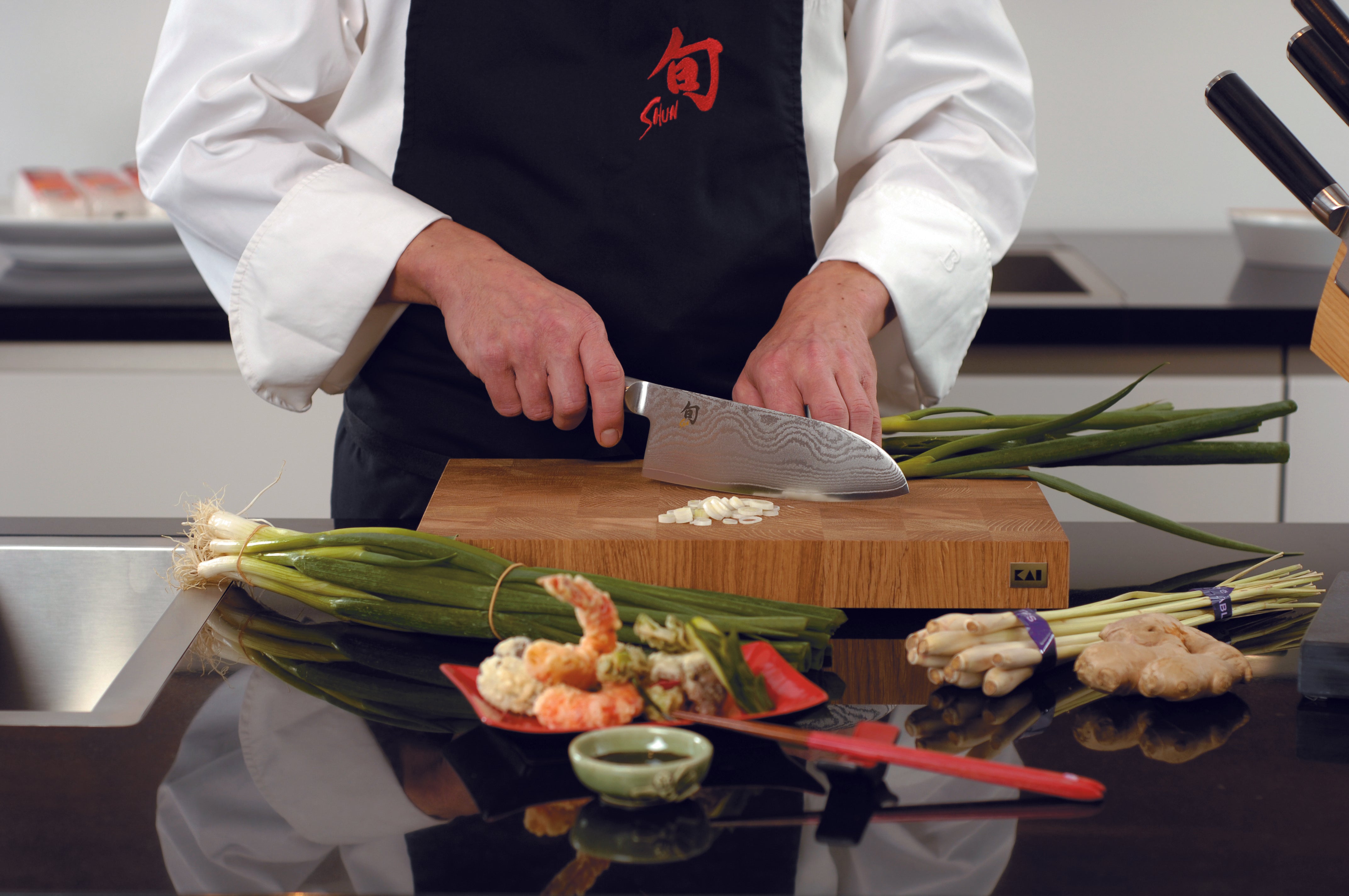 KAI Cutit Santoku, Shun Classic, 18 cm - Image 5