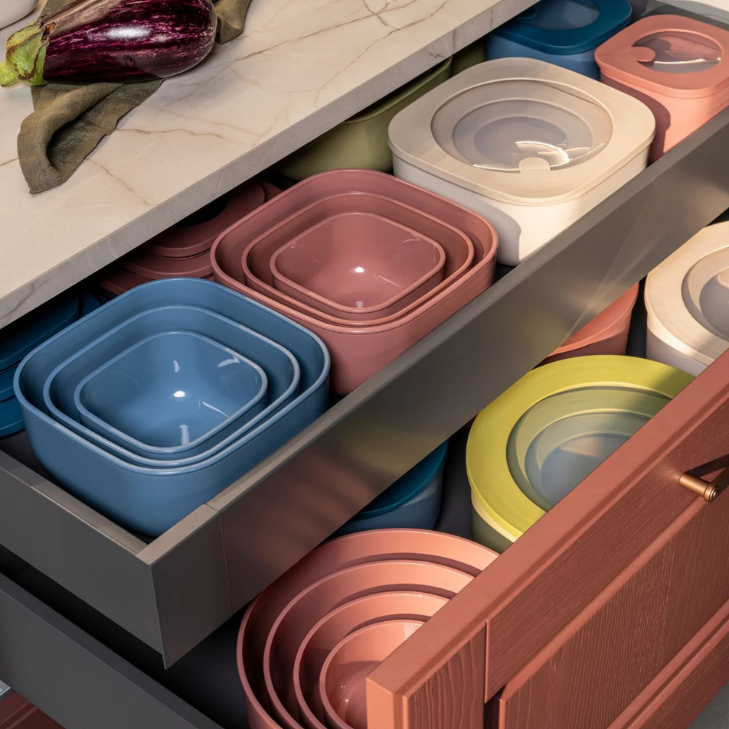 Cutie cu capac pentru depozitare, patrat, 2800 ml, visiniu, Store&More Bio – GUZZINI