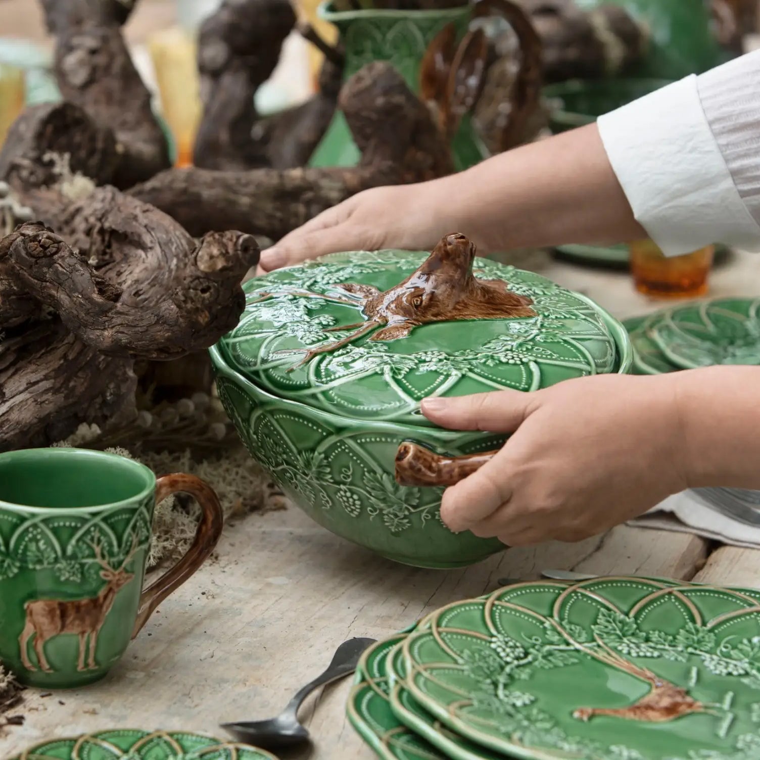 Platou din ceramica, 48 cm, Deer Bosque - BORDALLO PINHEIRO - Image 1